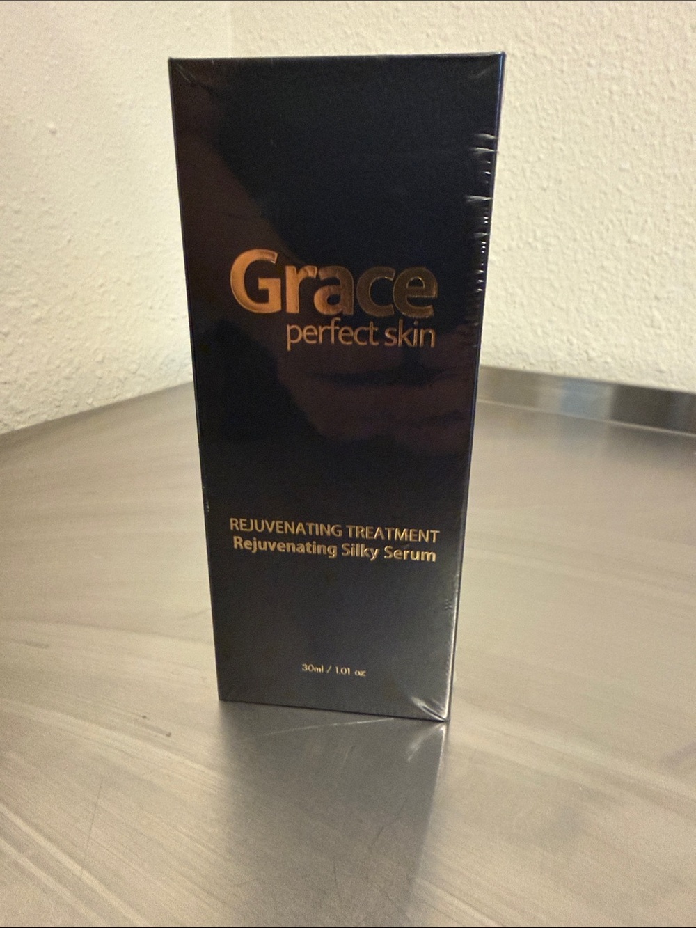 Rejuvenating Silky Serum - Black & Gold